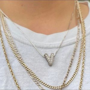 Vintage initial V duo ✨